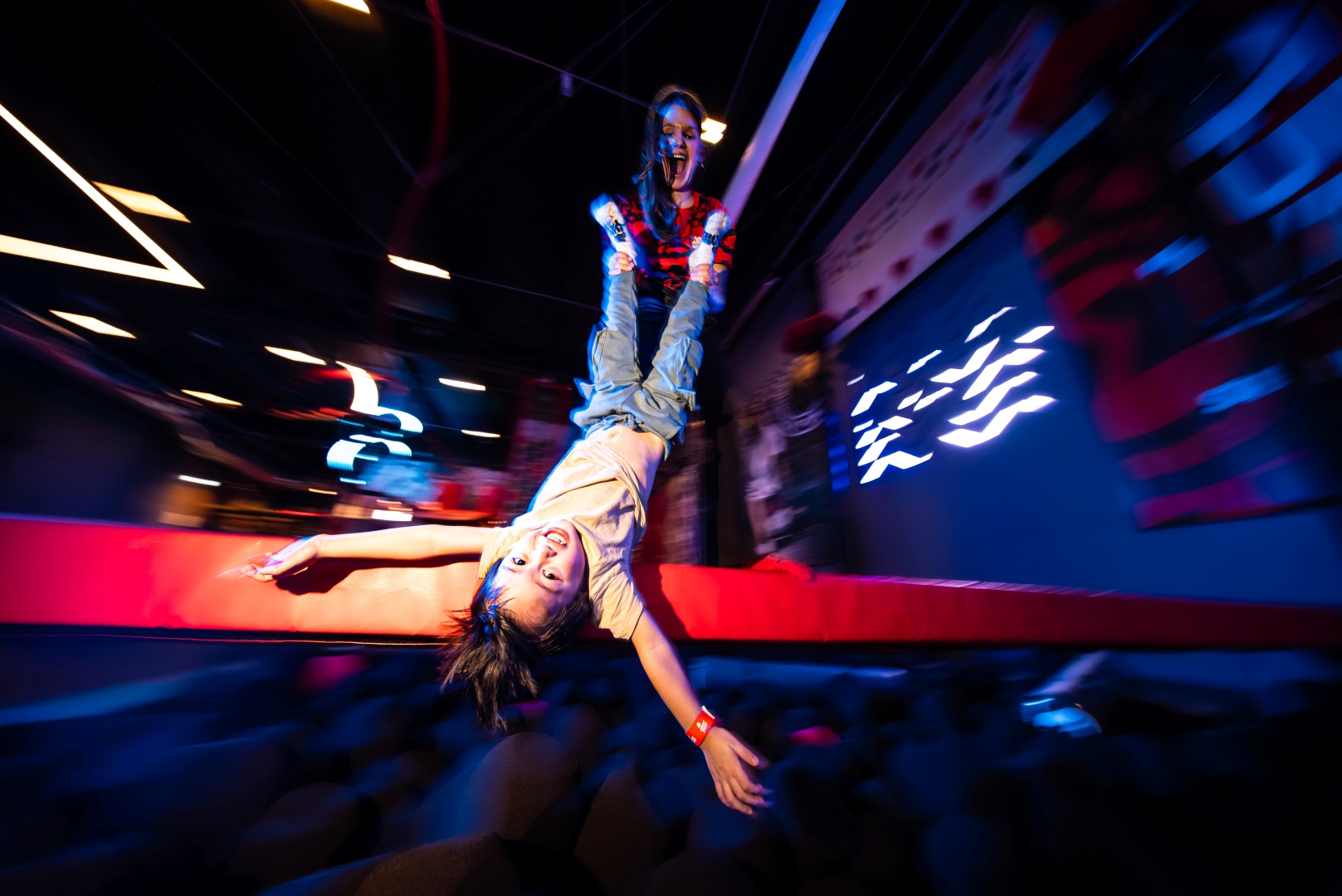 Criança divertida a saltar no nosso fosso de espumas: FoamPit.