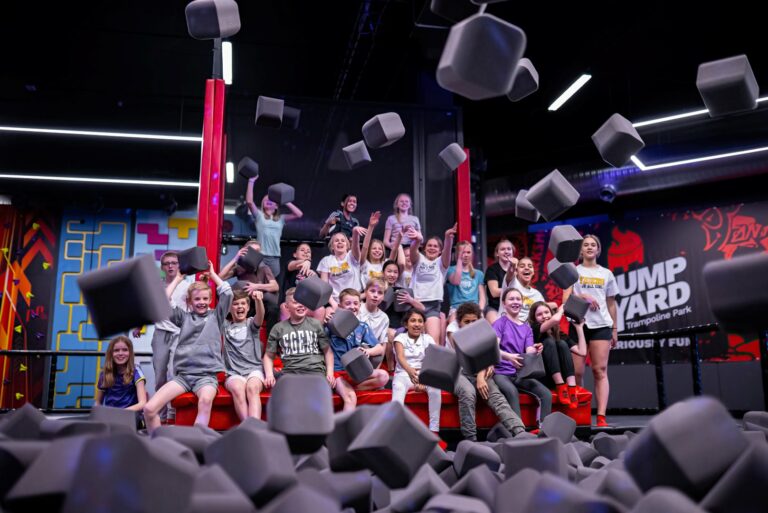 Skolaktivitet i JumpYards skumgummigropar