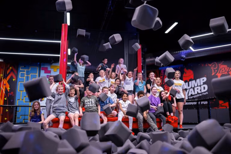 Skolaktivitet i JumpYards skumgummigropar