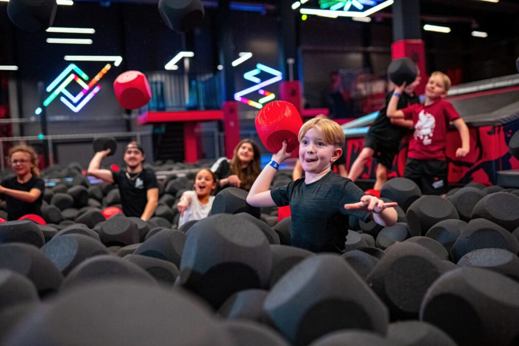 Crianças a brincar no fosso de espumas "Foam Pit" na JumpYard
