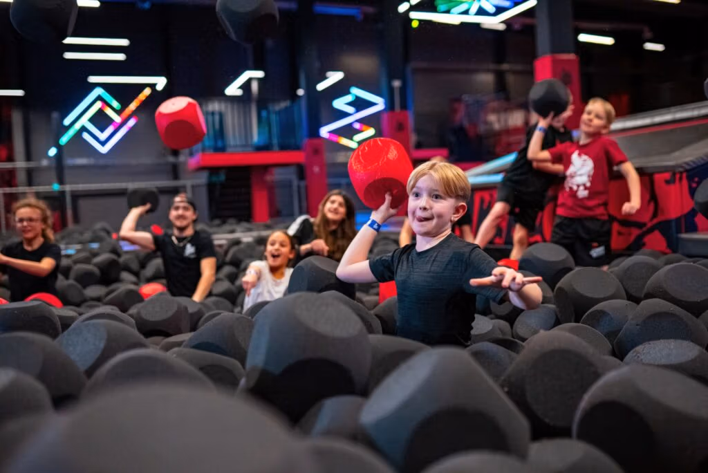 Crianças a brincar no fosso de espumas "Foam Pit" na JumpYard