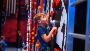 Klättra på Clip 'N Climb klätterväggar